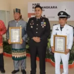 Kapolres Lampung Tengah berikan penghargaan kepada empat tokoh masyarakat di hari jadi Bhayangkara ke-77.