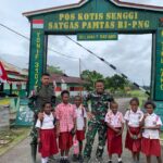 Bentuk Cinta Satgas Yonif 310/KK Kepada Anak Papua, Bacakan Dongeng.