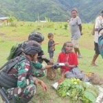 Bangkitkan Perekonomian di Pedalaman Papua, Satgas Yonif 310/KK Hidupkan Kembali Pasar Tradisional.