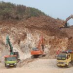 Lapor bapak Kapolda Jawa Barat pemilik tambang batu limestone disinyalir tidak mengantongi izin.