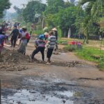 Gotong Royong Warga Qurnia Mataram Perbaiki Jln. Pendidikan Yang Rusak.