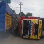 Lakalantas Mobil Truk Colt Diesel Muatan Hasil Bumi, Terguling dan Menimpa Pengendara Lain.