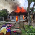 Satu rumah warga desa Suka Menanti Bukit Kemuning habis terbakar.