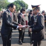 Peringati hari jadi Bhayangkara Ke-77 Polres Metro berikan penghargaan kepada personil berprestasi.