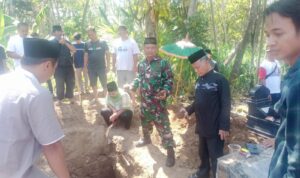 Wujud kepedulian Babinsa Koramil 01/Boyolali takziah ke warga binaan.