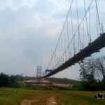 Pengerjaan jembatan gantung hampir selesai warga sekitar berterima kasih kepada pemerintah.