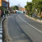 Disinyalir akibat tumpahan solar dua pengendara sepeda motor terjatuh.