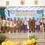 HUT IGTKI-PGRI ditandai dengan pemotongan tumpeng oleh Dawam Rahardjo.