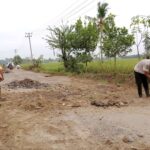 Perbaiki Jalan Rusak Embah Sukadi Gunakan Dana Pribadi.