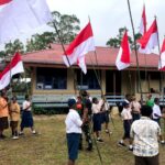 Satgas Yonif 310/KK Bersama Pelajar SMPN 1 Web Kibarkan Bendera Merah Putih.