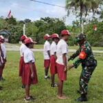 Satgas Yonif 310/KK latihan PBB untuk petugas pengibar bendera di upacara HUT-RI Ke-78.