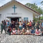 Untuk Kenyamanan Ibadah, Satgas Yonif 310/KK Bersama Warga Bersihkan Gereja Berkat di Kampung Batom.