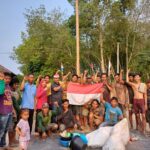 Ujang kumis sambut HUT-RI ke-78 adakan lomba panjat pinang khusus bapak bapak.