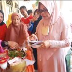 Dra.Sri Mulyani.MM didaulat dewan juri perlombaan nasi tumpeng di desa Banjar Wangi.