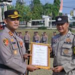 Kapolres Lampung Utara Beri Penghargaan Kepada Dua Personel Berprestasi.