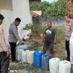 Dampak dari El Nino Polres Lampung Utara bagikan air bersih kepada warga.