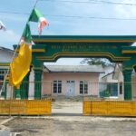 Miris!! bendera merah putih berkibar di kantor desa Kibang dalam keadaan robek lusuh dan kusam.