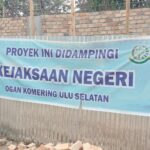 Disinyalir banner bertuliskan, proyek ini didampingi Kejari Oku Selatan dipasang kontraktor nakal.