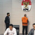 Setelah diperiksa KPK sekjen Kementan dipakaikan rompi oranye.