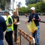 Jumat berkah Polres Metro bagikan ratusan nasi kotak di bayar pakai doa.