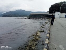 Mengurangi keindahan Danau Ranau di sepanjang bibir pantai terlihat tumpukan sampah.