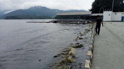 Mengurangi keindahan Danau Ranau di sepanjang bibir pantai terlihat tumpukan sampah.