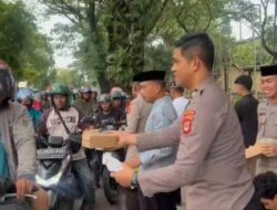 Masjid Nur Syuhada Polda Sulsel siapkan takjil bagi warga saat berbuka puas.