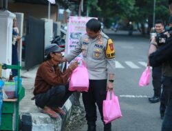 Polres Sukabumi dan Bhayangkari membagikan ratusan takjil kepada pengguna jalan.