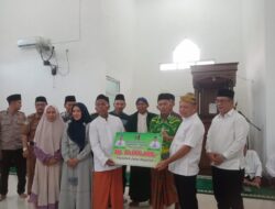 Tim Safari Ramadhan Bupati Lampung Timur berikan santunan dan buka bersama.