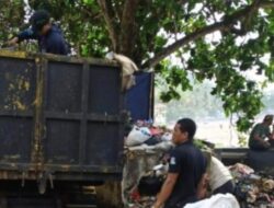 Pegawai DLH Kabupaten Sukabumi Tambah Waktu Lembur Mengangkut Sampah.