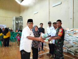 Sebanyak 703 KPM Warga Desa Dawagung Menerima Bantuan Beras.