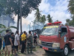 Akibat lupa mematikan obat nyamuk di kamar satu unit rumah warga hangus terbakar.