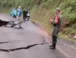 Akibat curah hujan deras ruas jalan kabupaten terputus.