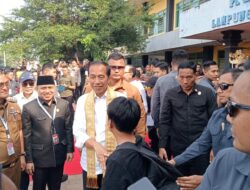 Presiden RI menggunakan Helikopter mendarat di Stadion Sukung Lampung Utara.