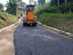 Pekerjaan pengaspalan di kampung Ciakar disnyalir tidak sesuai spack dan berpotensi korupsi.