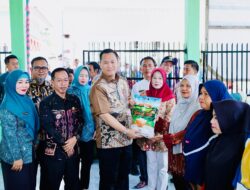 Serasa Pulang Kampung, Pj. Bupati Muara Enim Henky Putrawan Pimpin Gerakan Pangan Murah di Desa Babatan, Semende Darat Laut.