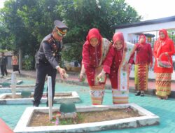 Kapolres Metro pimpin upacara ziarah makam pahlawan dan tabur bunga.