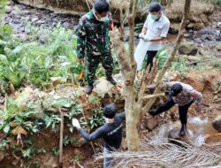 Polsek Tanjung Raja Polres Lampung Utara mengevakuasi penemuan mayat bayi.