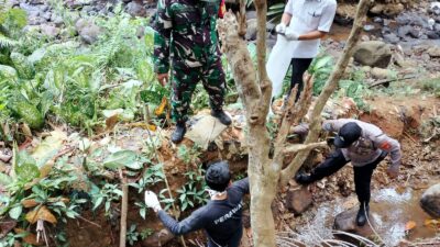 Polsek Tanjung Raja Polres Lampung Utara mengevakuasi penemuan mayat bayi.