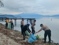 Pemkec Banding Agung bersihkan sampah di sepanjang tepian Danau Ranau.