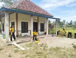 Personel Polsek Muaradua Bantu Warga Bersihkan Masjid.