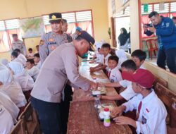 Bersama Polsek, Polres OKUS Berikan Makanan Bergizi ke Siswa SD