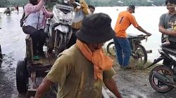 Dua gadis cantik dan motornya naik gerbok saat banjir di Waway Karya.