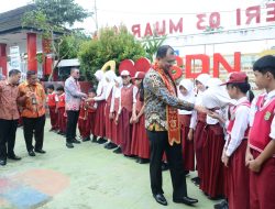 Bupati OKU Selatan Kunjungi SDN 03 dan SMPN 1 Pada Saat Siswa Belajar