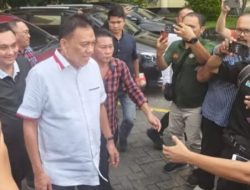 Olly Dondokambey keluar dari ruang Ditreskrimsus Polda Sulut tidak memakai baju tahanan.