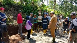 Bupati OKU Selatan Ngantor di Desa Perupus Ikut Gotong Royong dan Kocek Uang Pribadi Perbaiki Jalan