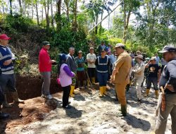 Bupati OKU Selatan Ngantor di Desa Perupus Ikut Gotong Royong dan Kocek Uang Pribadi Perbaiki Jalan