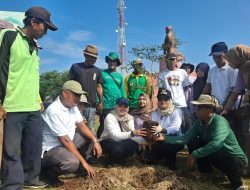 Peduli Lingkungan, Bupati Lampung Timur dan Warga Membersihkan Taman Hanafiah