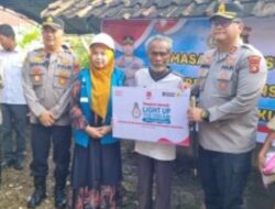 Kapolres OKU Berikan Bansos dan Pemasangan Listrik Gratis Keluarga Prasejahtera