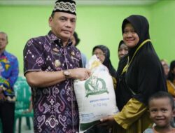 Wali Kota Metro, Salurkan Bantuan Beras di Metro Pusat Kepada 3.101 KPM